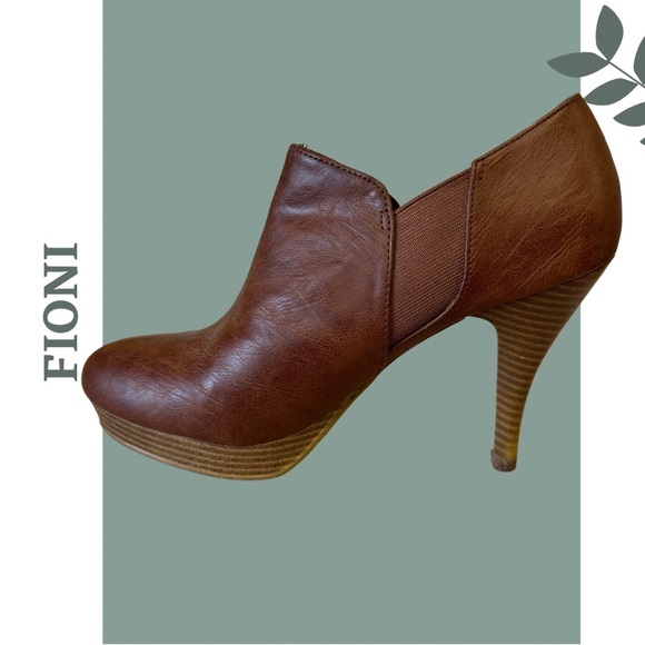 🛍️3/$40 Fioni Brown Platform Ankle Boot Stilleto Heel Button Detail Size 9 - Picture 2 of 8